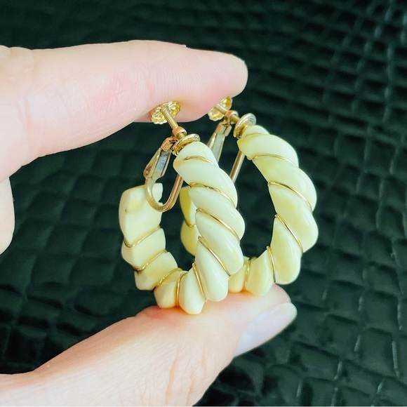 14k Gold Carved Bovine Bone Vintage Retro Scalloped Shrimp Hoop Clip On … - Picture 1 of 7